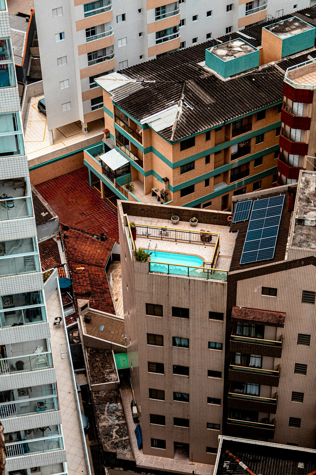 Flat roof with solar panels on tilted supports